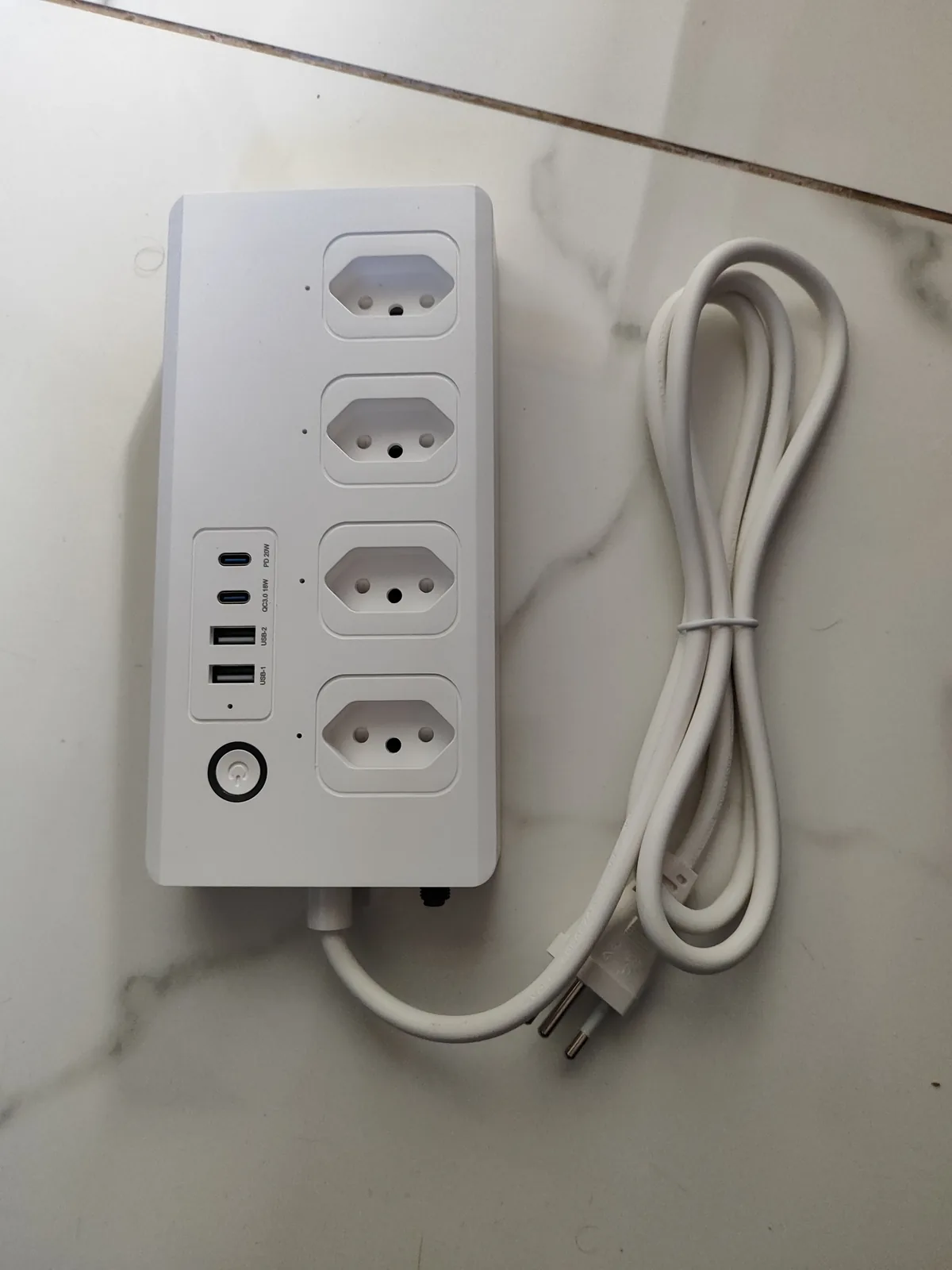 Régua de Tomadas padrão Brasil Zigbee com 4 tomadas + 4 USB | Mumubiz